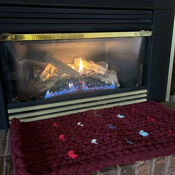 Handmade chunky knit Merlot coloured pet bed with multi coloured hearts - Picture 6 of 6